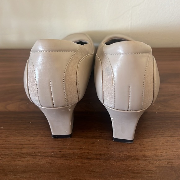 Naturalizer Women's Tan Heels - Picture 3 of 6